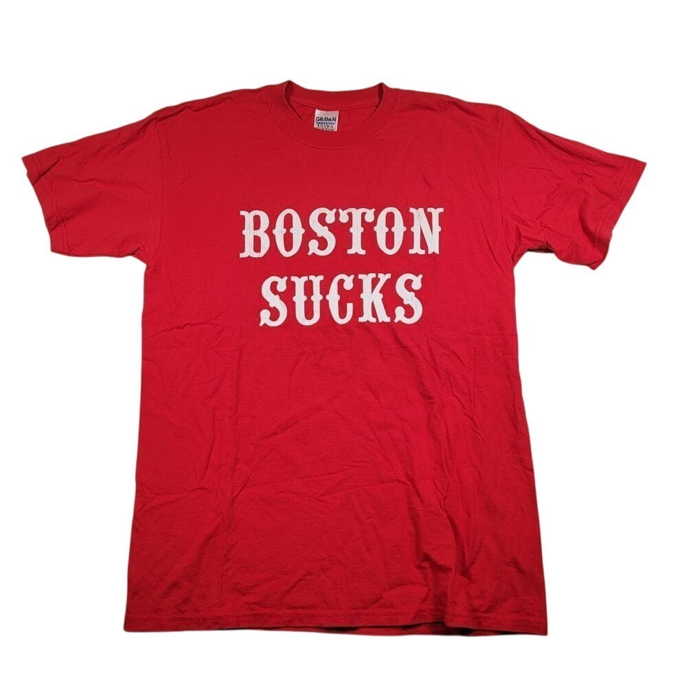 Gildan Boston Sucks Men's T-Shirt Sz M Medium Red Cotton Short Sleeve